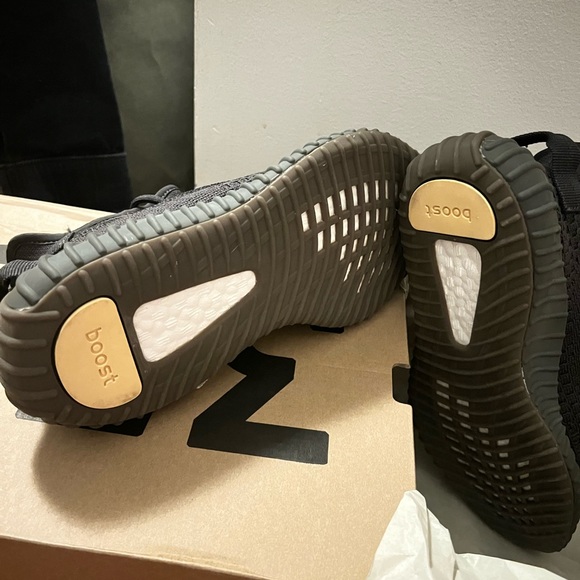 Yeezy Boost 350 V2 ‘Cinder’ ❤️‍🔥

Size - 7.5 Womans / 6.5 mens / 39.5 Euro - Picture 8 of 8